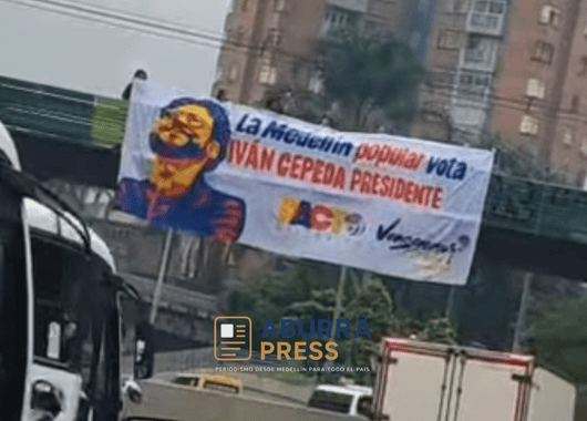 Instalan pasacalles en apoyo a Iván Cepeda Castro en puente peatonal del SENA en Medellín