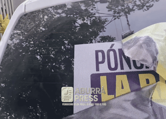 “Que no me entere quién fue el payaso”: así reaccionó un ciudadano tras encontrar propaganda política pegada en su vehículo